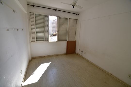 Quarto 2 de apartamento para alugar com 2 quartos, 60m² em Centro, Campinas