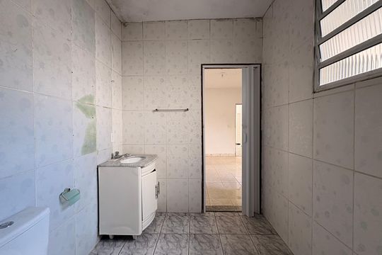 Banheiro da suíte de casa para alugar com 2 quartos, 60m² em Recreio da Borda do Campo, Santo André
