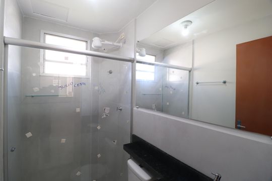 Banheiro Social de apartamento para alugar com 2 quartos, 44m² em Shopping Park, Uberlândia