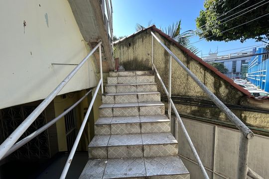Escada de apartamento para alugar com 1 quarto, 70m² em Madureira, Rio de Janeiro