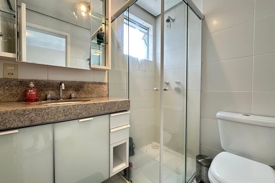 Banheiro suíte  de apartamento para alugar com 2 quartos, 69m² em Itacorubi, Florianópolis