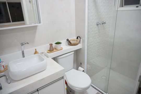 Banheiro - Suíte de apartamento para alugar com 3 quartos, 87m² em Jardim Tupanci, Barueri