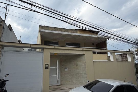 Fachada de casa de condomínio à venda com 4 quartos, 320m² em Taquara, Rio de Janeiro