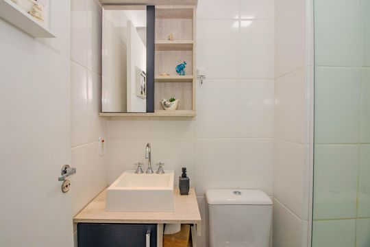Banheiro Social de apartamento à venda com 2 quartos, 52m² em Passo D’areia, Porto Alegre