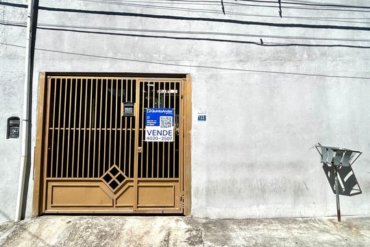 Placa instalada na fachada do imóvel de casa à venda com 7 quartos, 264m² em Parque Industrial Cumbica, Guarulhos