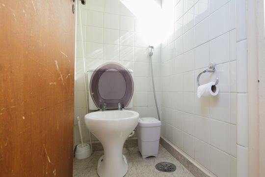Banheiro de serviço de apartamento para alugar com 2 quartos, 80m² em Maranhão, São Paulo