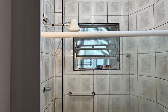 Banheiro de apartamento para alugar com 1 quarto, 60m² em José Menino, Santos