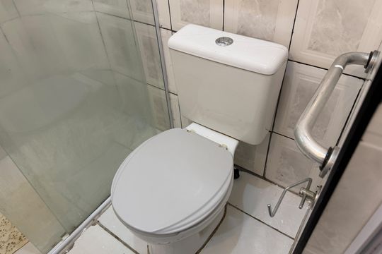 Banheiro de apartamento para alugar com 1 quarto, 60m² em José Menino, Santos