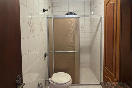 Banheiro de casa para alugar com 2 quartos, 70m² em Vila Carmosina, São Paulo