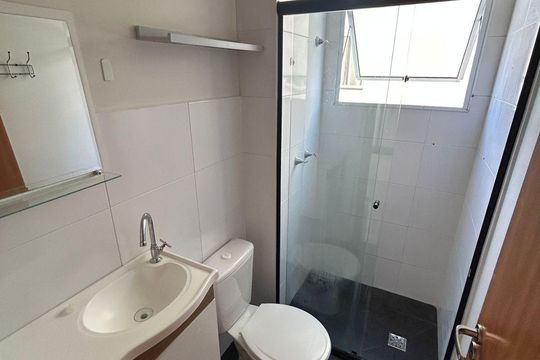 Banheiro de apartamento para alugar com 2 quartos, 50m² em Pinheirinho, Curitiba