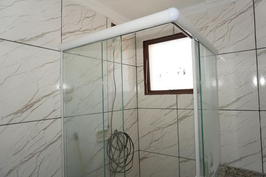 Banheiro de apartamento para alugar com 2 quartos, 48m² em Jardim Vitória, Embu das Artes