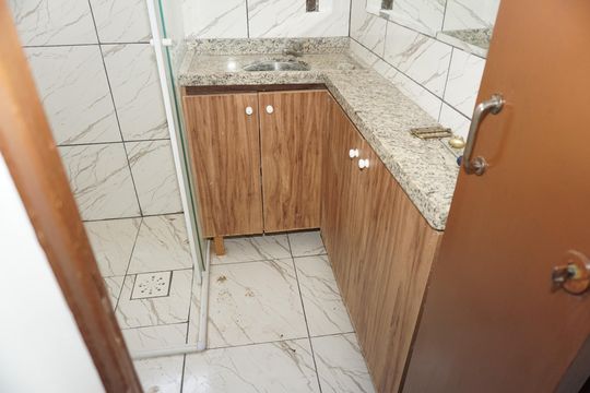 Banheiro social de apartamento para alugar com 2 quartos, 48m² em Jardim Vitória, Embu das Artes