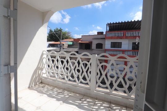 Sacada de casa à venda com 4 quartos, 200m² em Conjunto Habitacional Barreira Grande, São Paulo