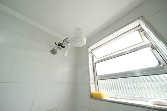 Banheiro de apartamento para alugar com 2 quartos, 47m² em Conjunto Habitacional Padre Manoel da Nobrega, São Paulo