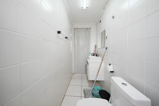 Banheiro de apartamento para alugar com 2 quartos, 47m² em Conjunto Habitacional Padre Manoel da Nobrega, São Paulo