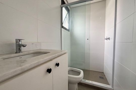 Banheiro de apartamento para alugar com 2 quartos, 64m² em Passo d’Areia, Porto Alegre