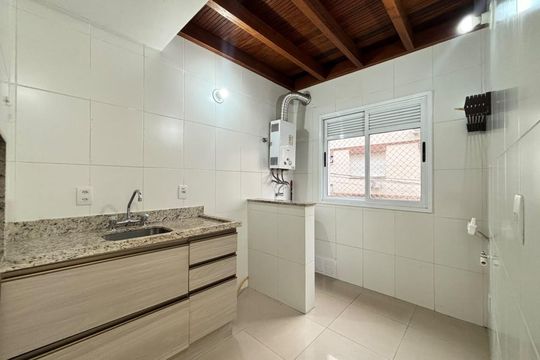 Cozinha de apartamento para alugar com 1 quarto, 48m² em São João, Porto Alegre