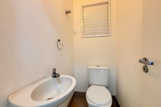 Banheiro de apartamento para alugar com 1 quarto, 48m² em São João, Porto Alegre