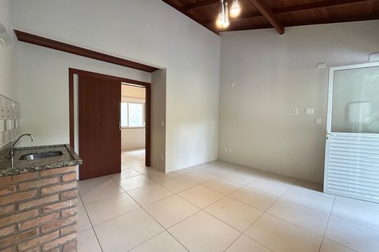 Sala / Cozinha de casa de condomínio para alugar com 1 quarto, 40m² em Lagoa da Conceição, Florianópolis