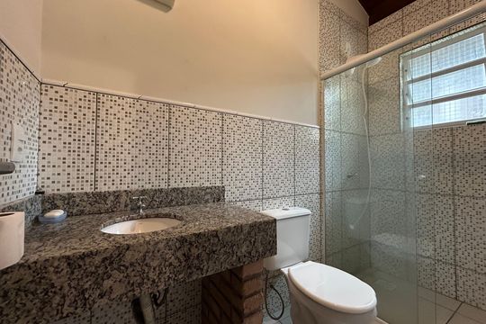Banheiro da Suíte de casa de condomínio para alugar com 1 quarto, 40m² em Lagoa da Conceição, Florianópolis