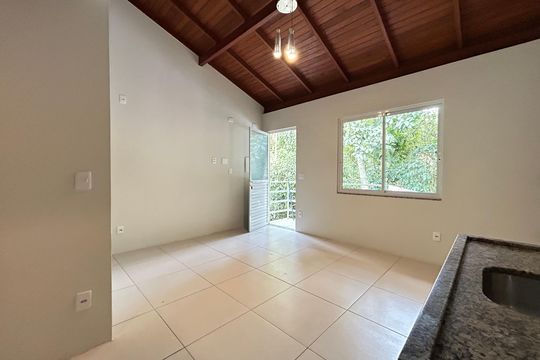 Sala / Cozinha de casa de condomínio para alugar com 1 quarto, 40m² em Lagoa da Conceição, Florianópolis