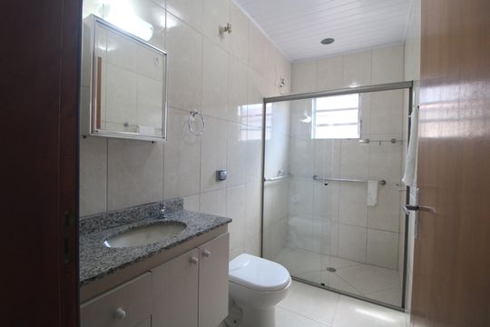 Banheiro de casa à venda com 3 quartos, 250m² em Jardim Varginha, São Paulo