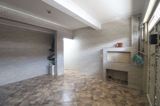 Garagem de casa à venda com 3 quartos, 250m² em Jardim Varginha, São Paulo