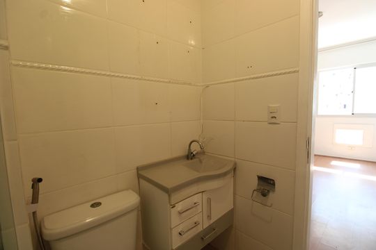 Banheiro da suíte de apartamento para alugar com 2 quartos, 85m² em Barra da Tijuca, Rio de Janeiro