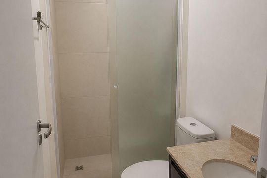 Banheiro de apartamento à venda com 2 quartos, 46m² em Del Castilho, Rio de Janeiro