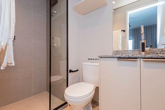 Banheiro social de kitnet/studio para alugar com 1 quarto, 31m² em Pinheiros, São Paulo