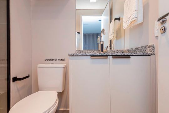 Banheiro social de kitnet/studio para alugar com 1 quarto, 31m² em Pinheiros, São Paulo