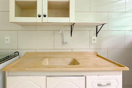 Cozinha de apartamento para alugar com 1 quarto, 24m² em São João do Rio Vermelho, Florianópolis