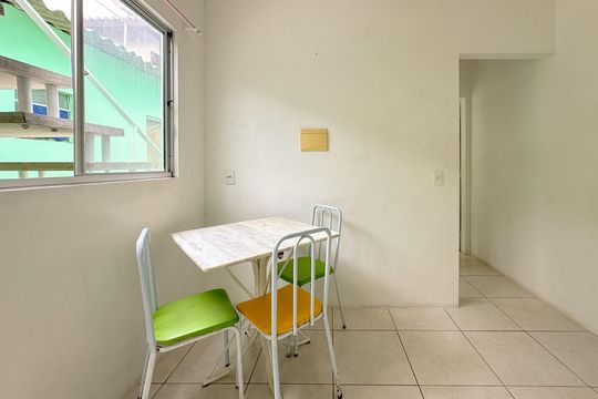 Sala/Cozinha de apartamento para alugar com 1 quarto, 24m² em São João do Rio Vermelho, Florianópolis