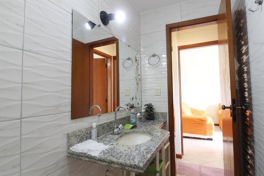 Banheiro de apartamento para alugar com 1 quarto, 52m² em Vila Nova, Cabo Frio