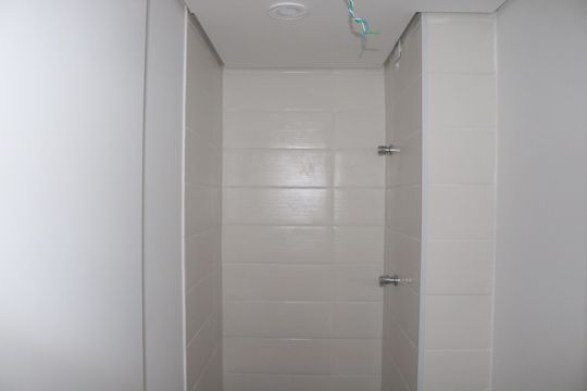 Banheiro de apartamento para alugar com 1 quarto, 33m² em Vila Ipojuca, São Paulo