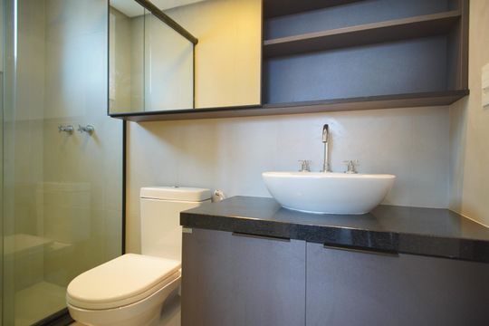 Banheiro da Suíte de apartamento para alugar com 1 quarto, 53m² em Três Figueiras, Porto Alegre