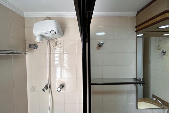Banheiro da Suíte  de apartamento para alugar com 2 quartos, 150m² em Vila Sofia, São Paulo