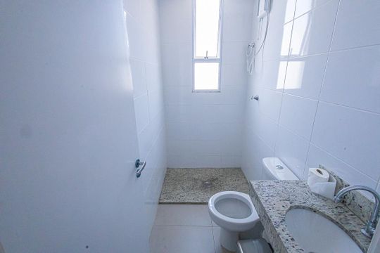 banheiro de casa de condomínio para alugar com 2 quartos, 53m² em Lagoinha Leblon, Belo Horizonte
