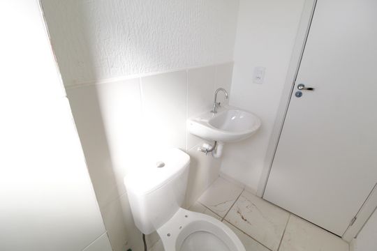 Banheiro Social de apartamento para alugar com 2 quartos, 51m² em Jardim Brasília, Uberlândia