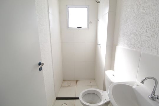 Banheiro Social de apartamento para alugar com 2 quartos, 51m² em Jardim Brasília, Uberlândia