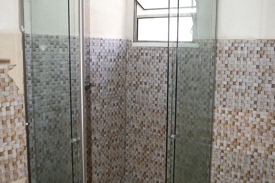 Banheiro de apartamento para alugar com 2 quartos, 50m² em Paulo Vi, Belo Horizonte