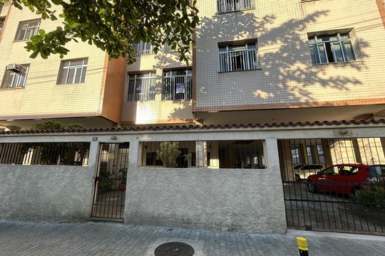 Fachada + placa de apartamento à venda com 2 quartos, 63m² em Lins de Vasconcelos, Rio de Janeiro