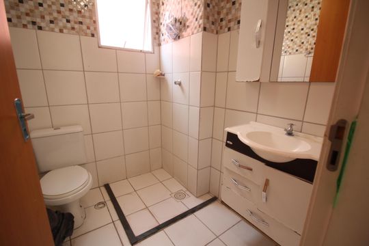 Banheiro de apartamento à venda com 2 quartos, 50m² em Diamante, Belo Horizonte