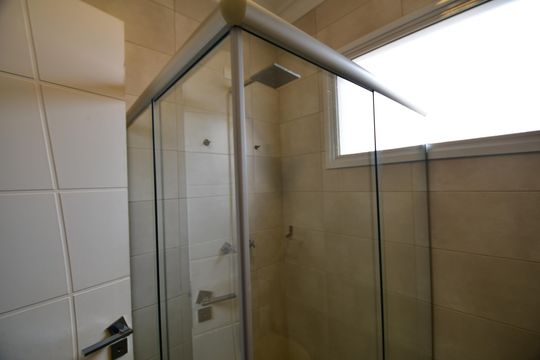 Banheiro Suíte 2 de casa de condomínio para alugar com 5 quartos, 900m² em Loteamento Alphaville Campinas, Campinas