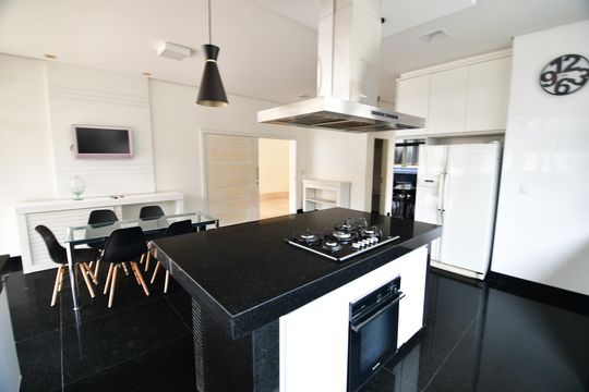 Cozinha de casa de condomínio para alugar com 5 quartos, 900m² em Loteamento Alphaville Campinas, Campinas