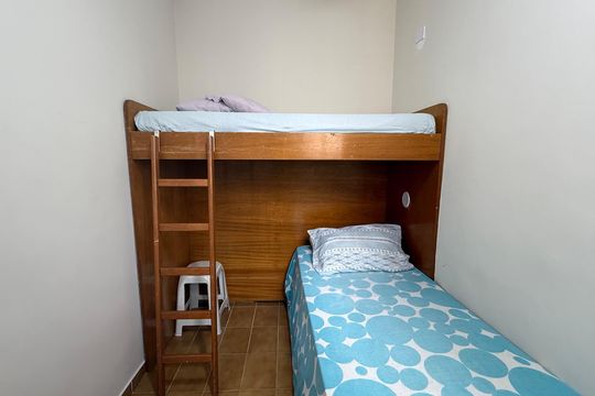 Quarto de Serviço de apartamento para alugar com 3 quartos, 210m² em Barra Funda, Guarujá
