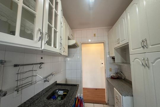 Cozinha de apartamento para alugar com 2 quartos, 58m² em Jardim Tupanci, Barueri