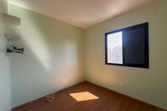 Quarto 1 de apartamento para alugar com 2 quartos, 58m² em Jardim Tupanci, Barueri