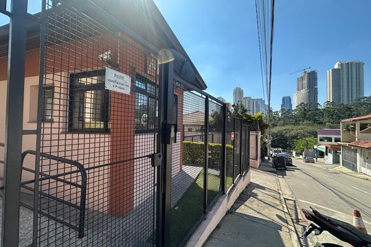Fachada e portaria de apartamento para alugar com 2 quartos, 58m² em Jardim Tupanci, Barueri