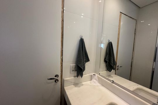 Banheiro de apartamento para alugar com 2 quartos, 58m² em Jardim Tupanci, Barueri